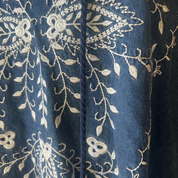 Soft Surroundings Blue Denim Embroidered Floral Hoodie Pullover Tunic Women’s M - Picture 3 of 8